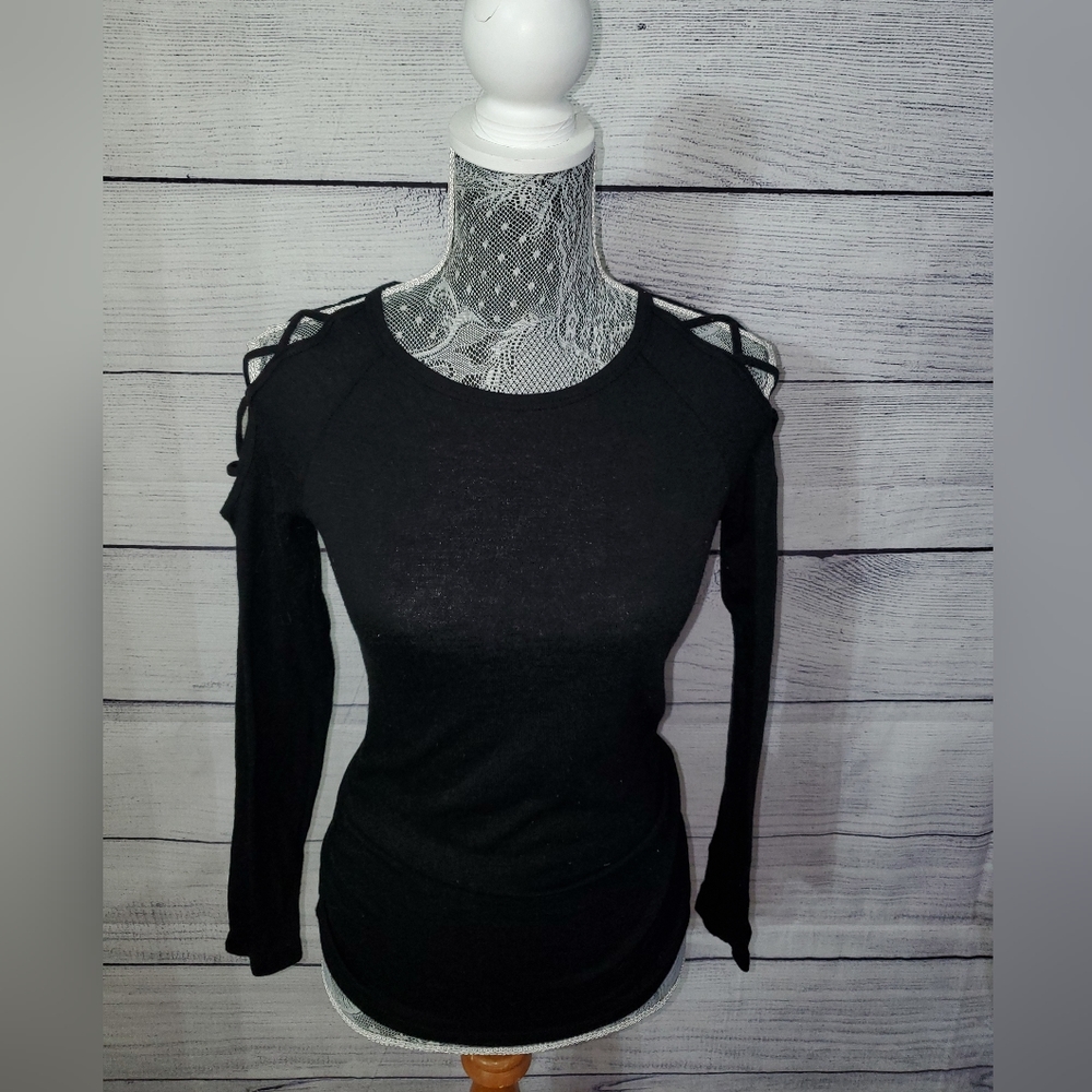 ❤️‍🩹 criss cross sweater